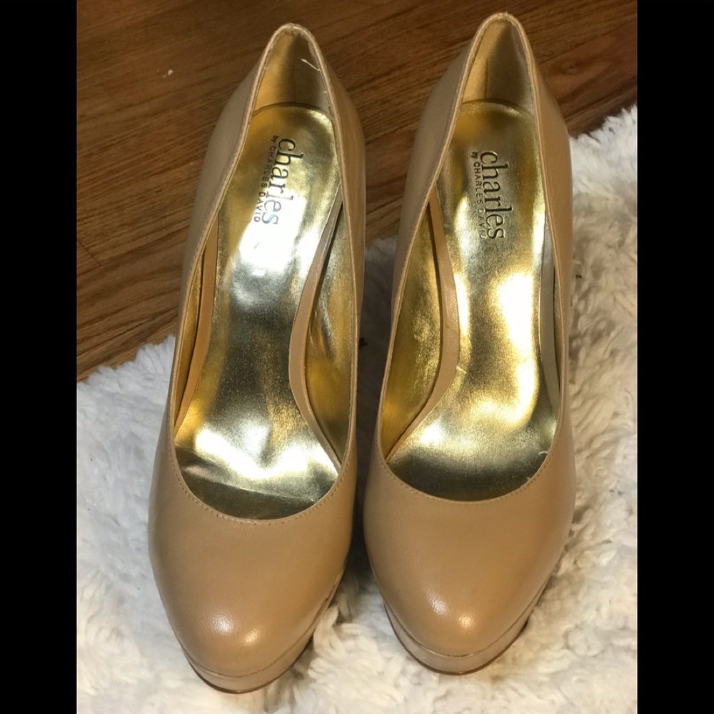 Charles David Beige Pumps